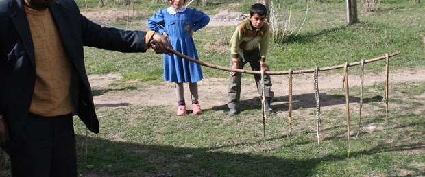 Evi yılanlar sardı