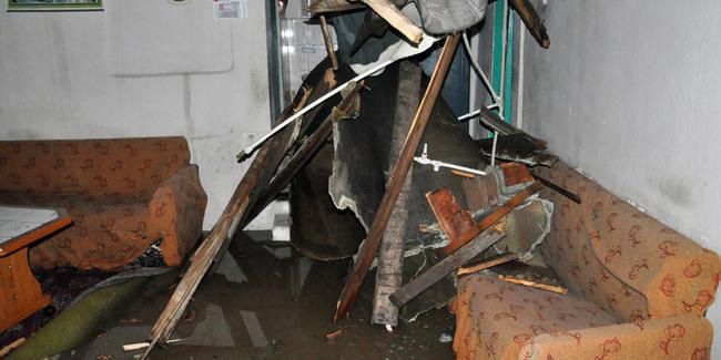 Evinde otururken delinen ahşap tavandan üzerine su deposu düştü