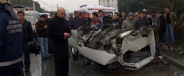 Eyüp'te midibüsle kamyonet çarpıştı: 1 ölü
