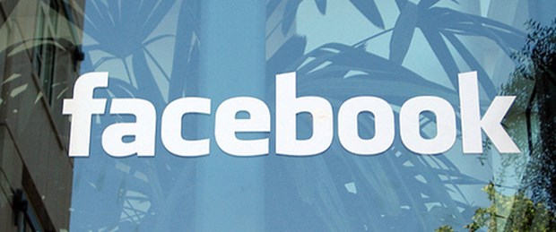 Facebook reklamda rakiplerini solladı