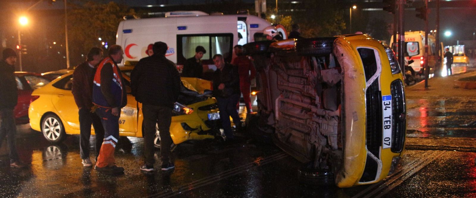 İstanbul Fatih'te iki taksinin kavşakta...