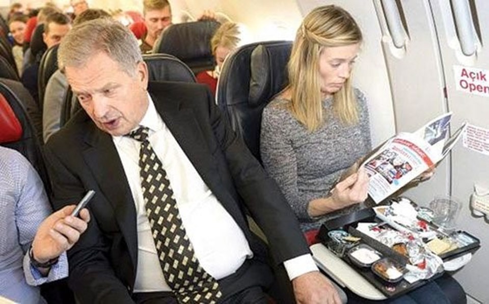 Beraberinde 11 kişiyle birlikte tarifeli uçağa binen Finlandiya Cumhurbaşkanı Niinistö, ekonomik sınıfa geçerek gazetecilerle sohbet etmişti.