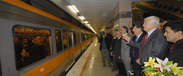 Fırat, Adana metrosunu çiçekle karşıladı