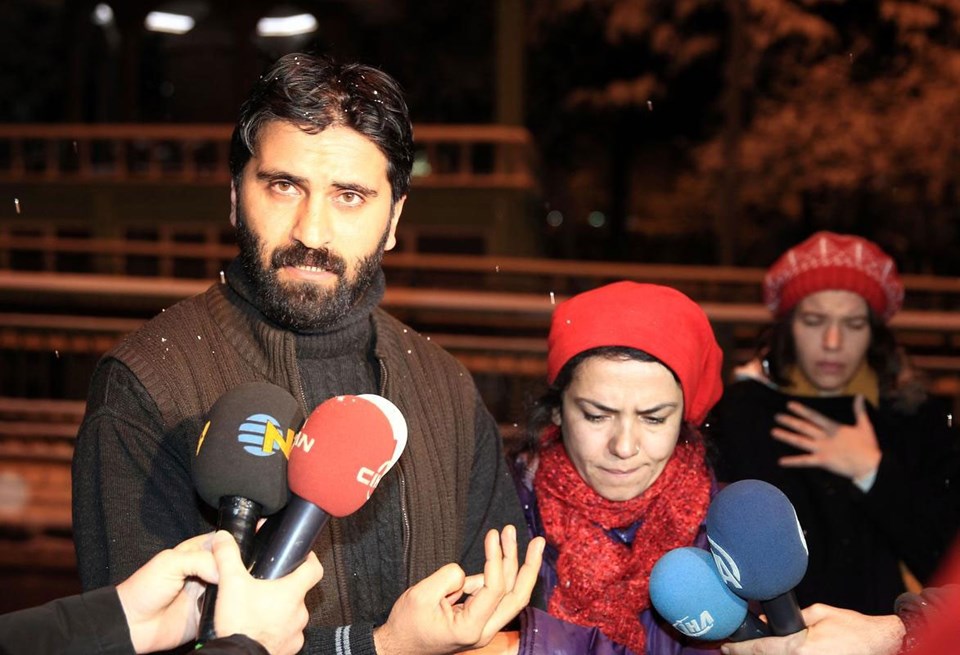 Olay sırasında Köklü'nün yanında olan arkadaşı ve avukatı Tamer Doğan (solda) ile kız arkadaşı Ferda Sayın (sol2), basın mensuplarına açıklama yaptı