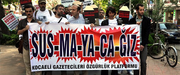 Gazeteciler 'kabahat' cezasını protesto etti