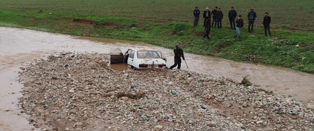 dere-sularina-kapilan-otomobildeki-2-kisiden-birinin-cesedi-bulundu_1287_dhaphoto1.jpg