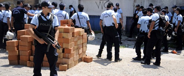 Genelev yıkımına Türk bayraklı direniş