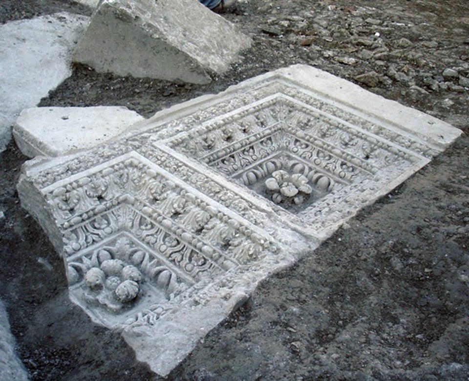 Macrinus'un anıt mezarına ait kalıntılar (büyütmek için tıklayın).
