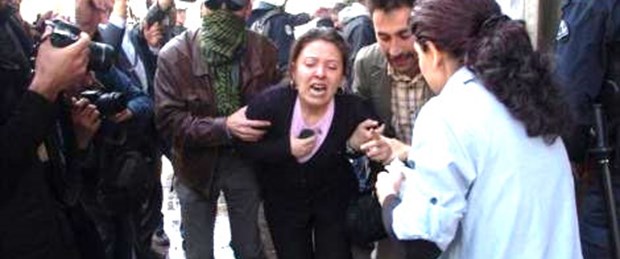 Gösteride biri polis iki kişi vuruldu