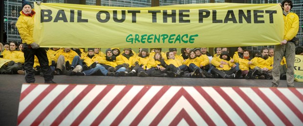 Greenpeace AB binasını işgal etti