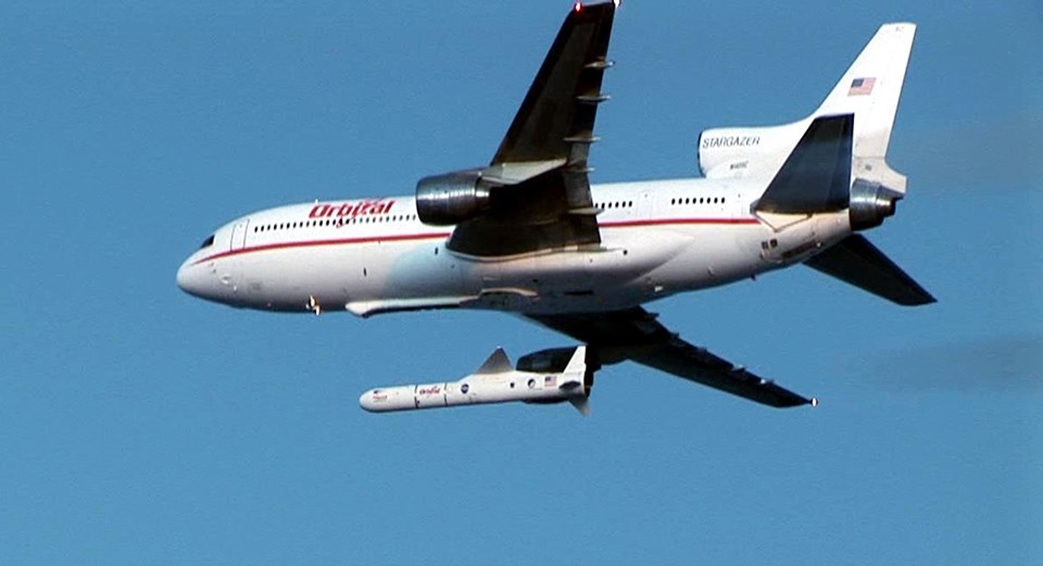 Pegasus XL roketi L-1011'e monte edilmiş halede. Fotoğraf: NASA.