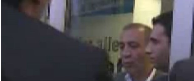 Gürsel Tekin'in aracını tekmelediler