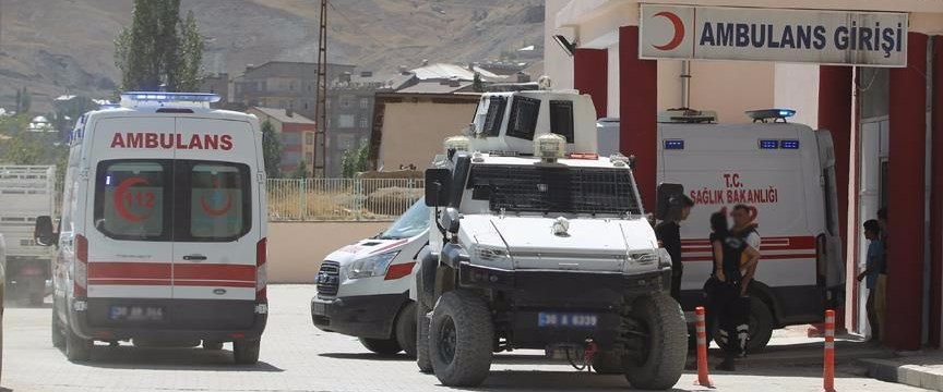 Hakkari'de askerleri taşıyan otomobilin...