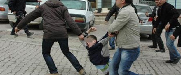 Hakkari'de insanlık yerlerde sürüklendi