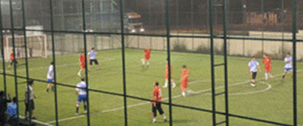 Halı sahada ayağına kurşun geldi