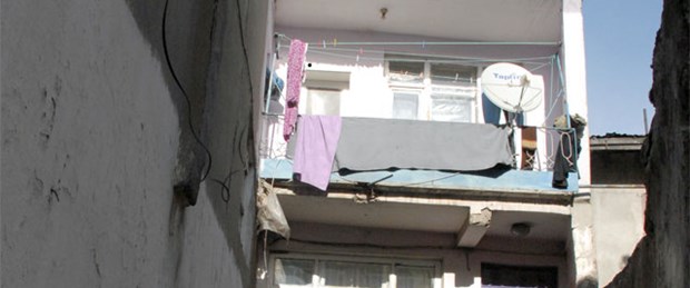 Halı silkelerken balkondan düştü