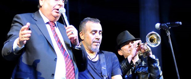 Haluk Levent belediye başkanı ile düet yaptı