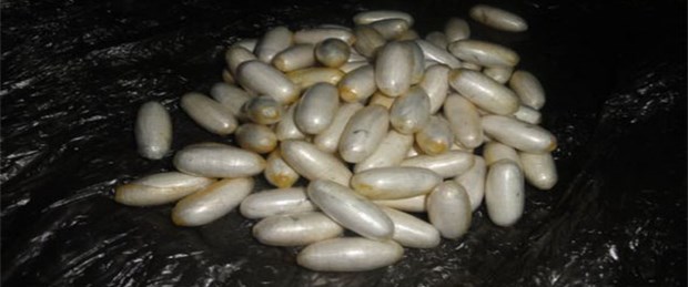 Hamile kadın karnında 1 kg kokainle yakalandı