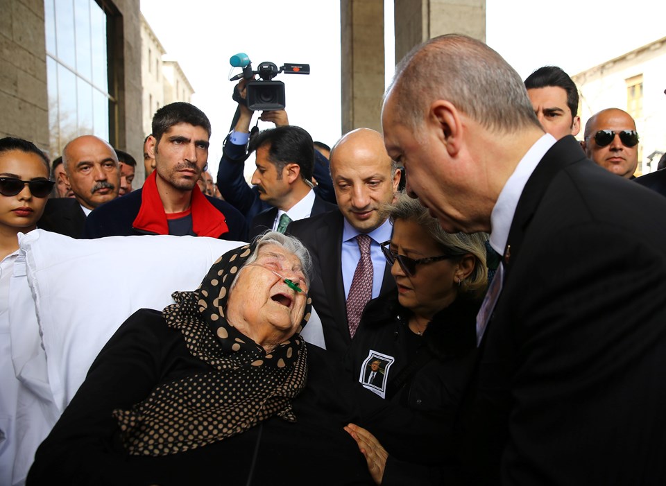 Cumhurbaşkanı Erdoğan, cenazeye sedye ile getirilen Güzel'in annesine taziyelerini iletti.
