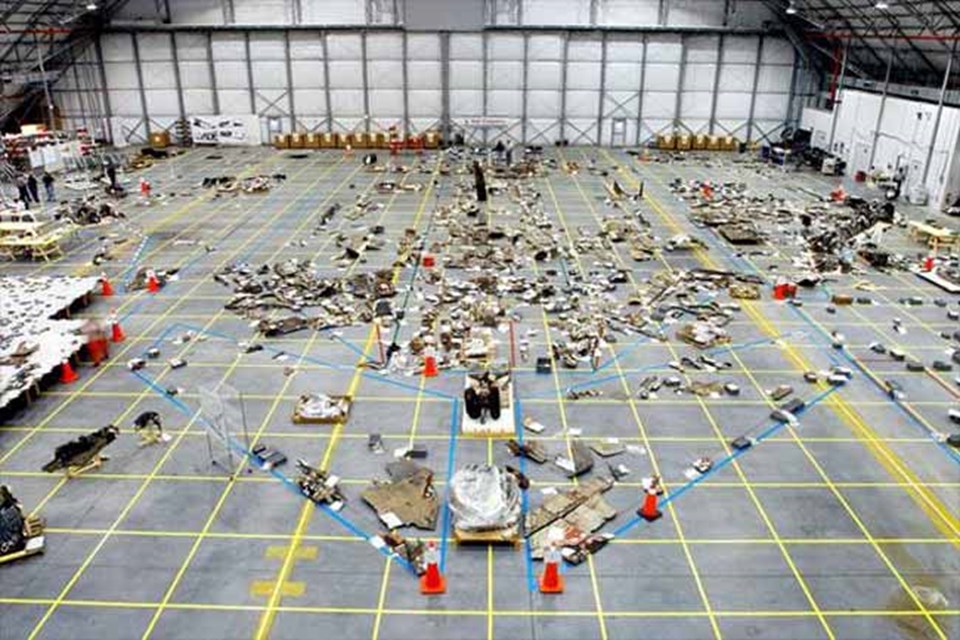 Columbia uzay mekiğinin 2003 yılında bir hangarda bir araya getirilen parçaları. 2012’ye kadar, uzay mekiğine ait 78 bin 760 parça tespit edildi. Toplam 84 bin parçanın arasında, uçuş güvenliği hakkında hazırlanmış olan uyarı işareti de bulunuyor.