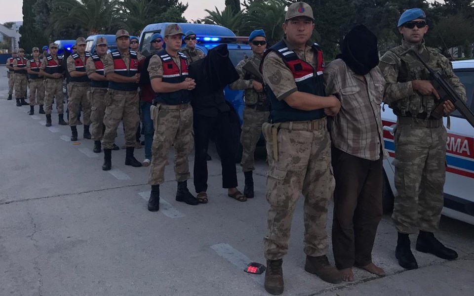 Afrin'de yakalanan teröristler Türkiye'ye böyle getirildi.