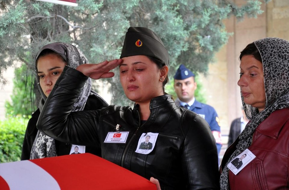 Şehidin ablası Funda Şahin, tabutun başında asker selamı verdi.