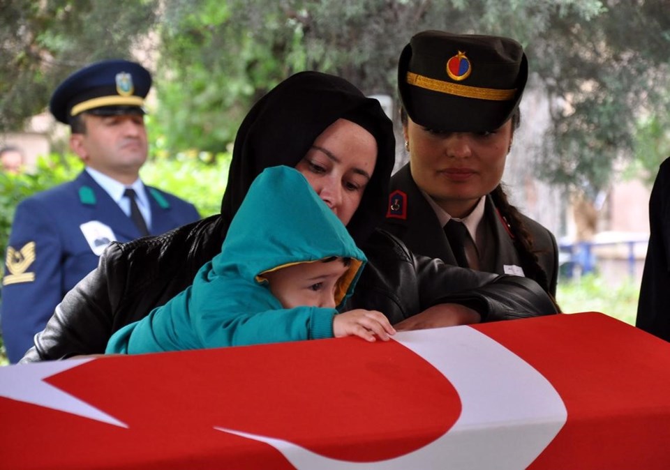 Şehidin ablası Ferda Şahin'in oğlu, dayısının tabutuna sarıldı.