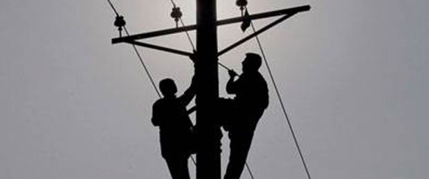 Hava almak için trafoya çıktı