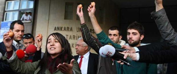 Havaya yumurta kaldırdı, yurttan atıldı
