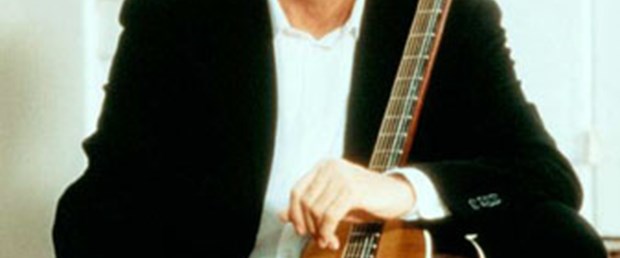 Hayır için 70'den fazla gitarını satıyor