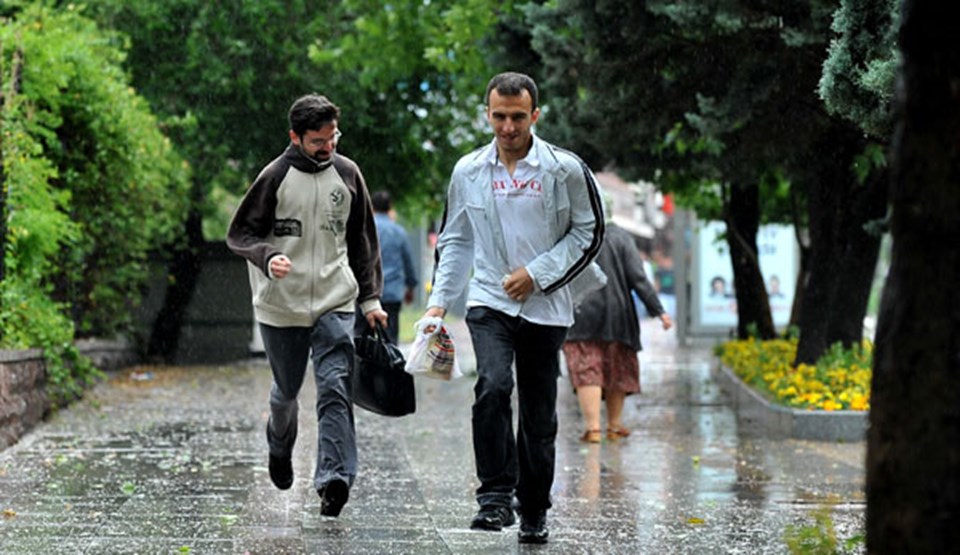 Başkent'te on dakika boyunca etkili olan şiddetli rüzgar ve yağışın etkisiyle sokaktaki vatandaşlar, zor anlar yaşadı.