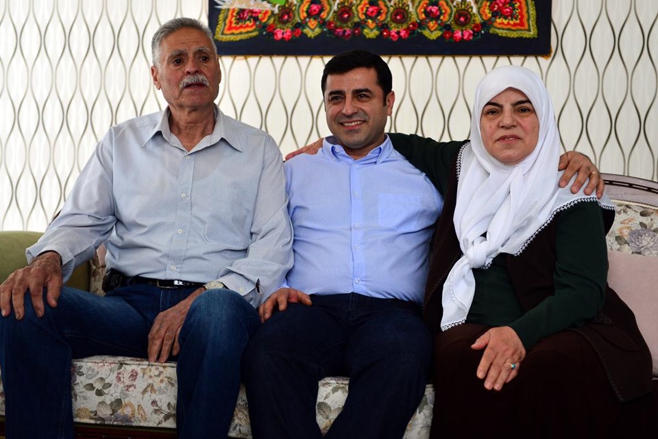 HDP'li Selahattin Demirtaş, anne ve babasını ziyaret etti ...