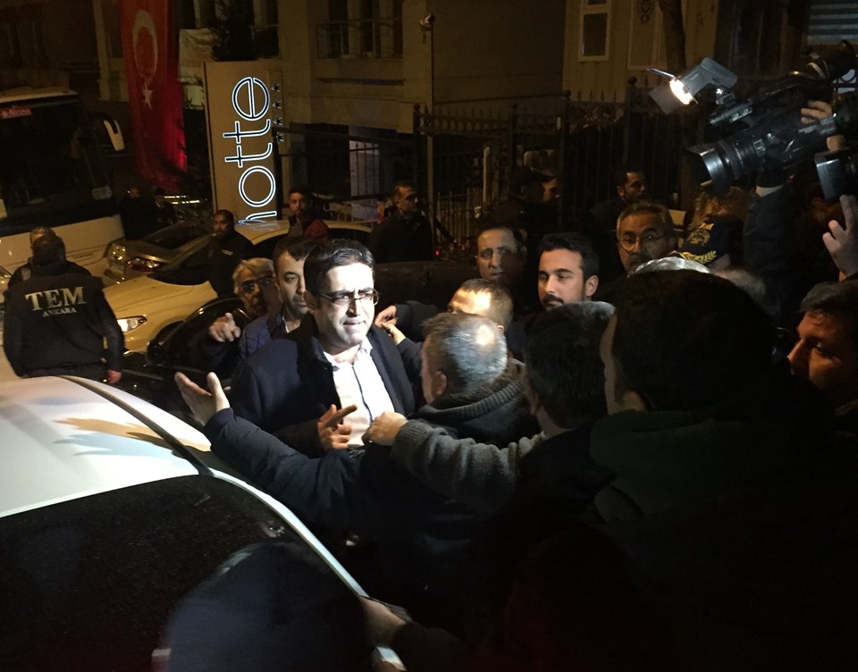 HDP Diyarbakır Milletvekili İdris Baluken, partisinin genel merkezinde gözaltına alındı.