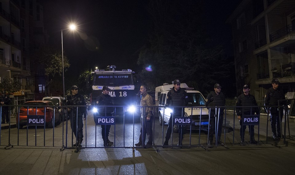 Polis ekipleri, parti genel merkezinin bulunduğu sokakta güvenlik önlemi aldı.