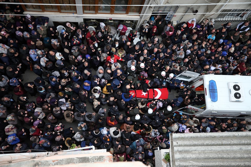 Şehit Aykut Yurtsever'in naaşı Bursa'daki evinin önüne böyle getirildi.