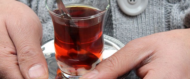 Hırsızı çay bardağı yakalattı