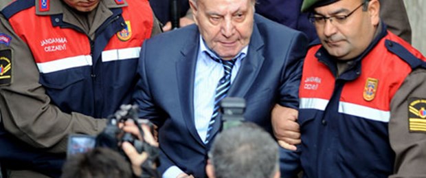 Hüseyin Üzmez'in pantolonu düştü