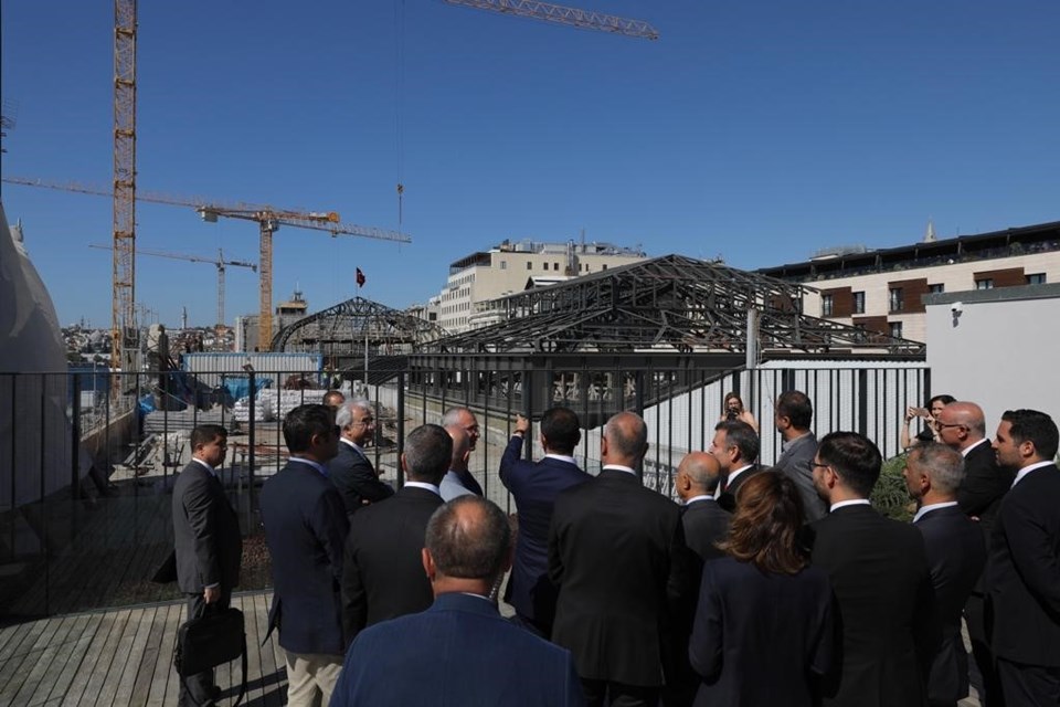 Ekrem İmamoğlu’na İBB Genel Sekreteri Yavuz Erkut ile yardımcıları da eşlik etti.