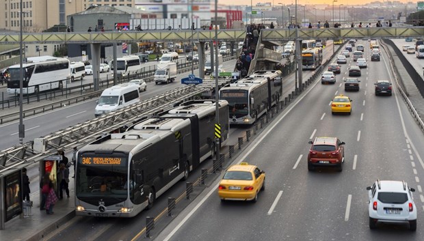 istanbul metrobüs trafik.jpg