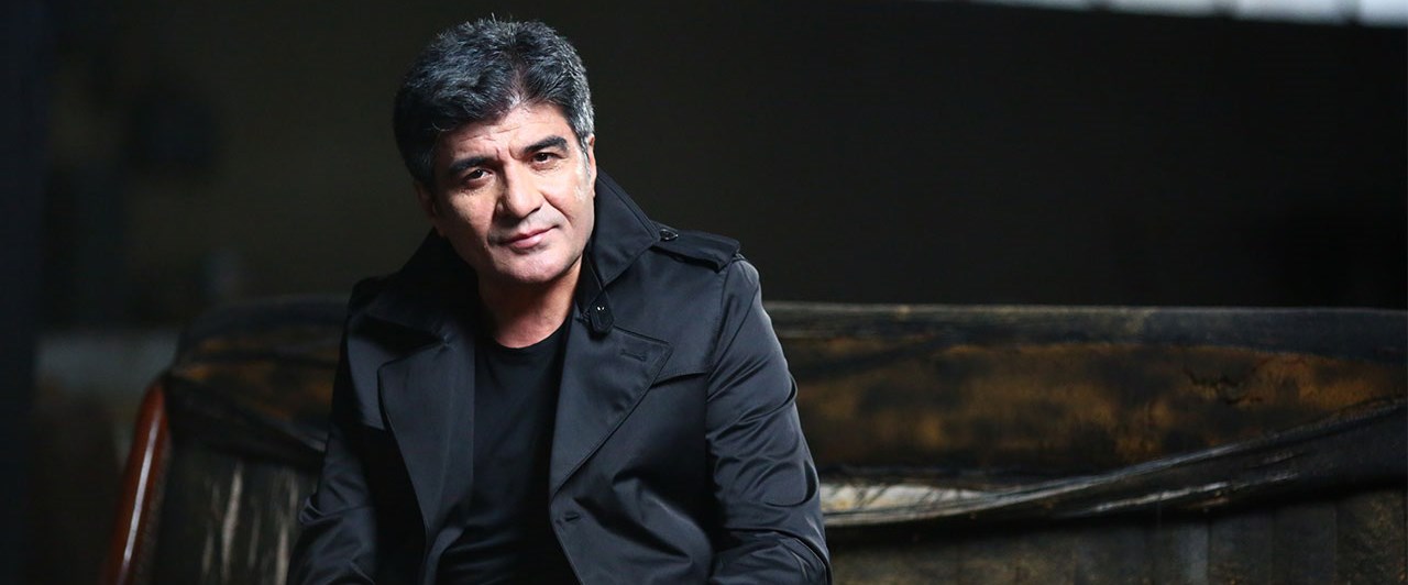 Şarkıcı İbrahim Erkal'ın, evinin otoparkında...