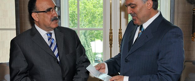 İlk biyometrik pasaport cumhurbaşkanına