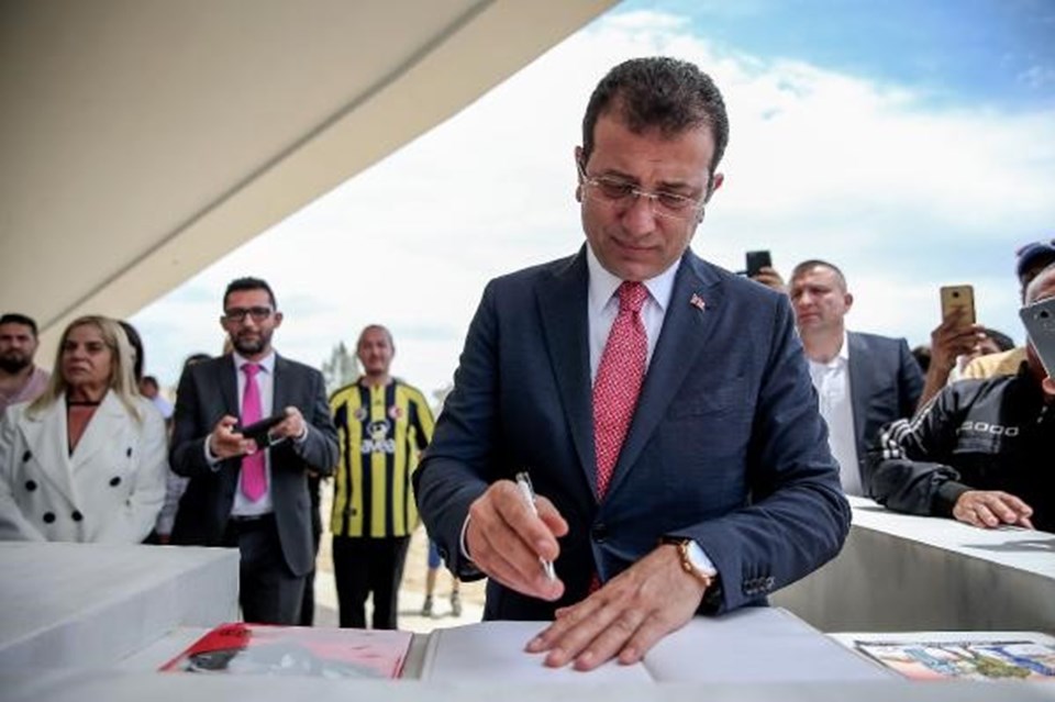 İmamoğlu, Denktaş'ın mezarını ziyaret etti