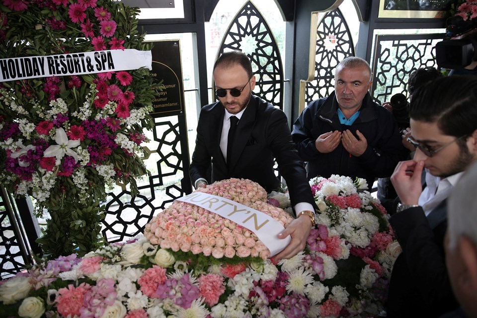 Mina Başaran'ın nişanlısı Murat Gezer (solda), tabuta çiçek koydu.