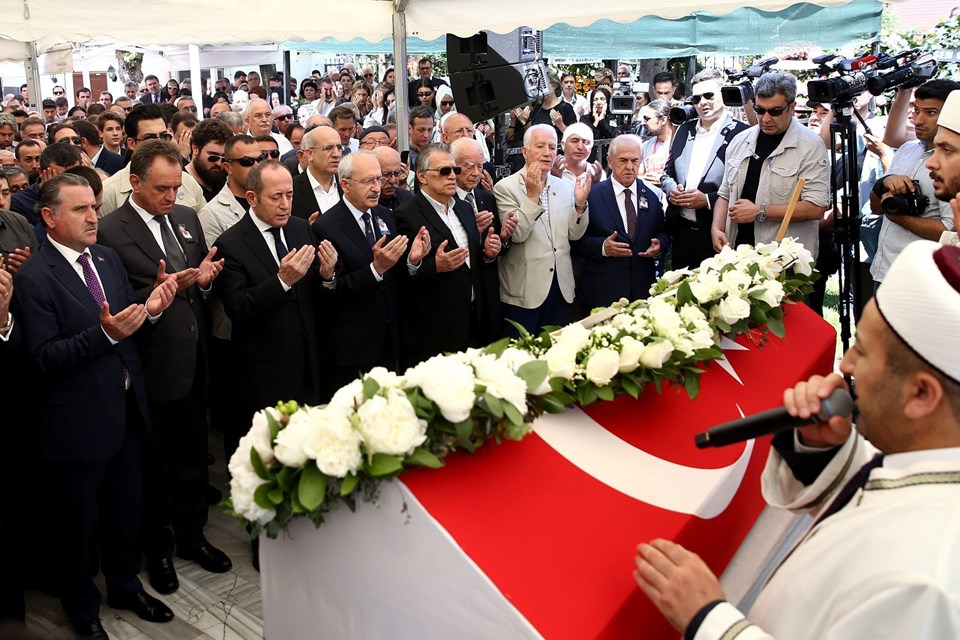 CENAZEYE YOĞUN KATILIM
