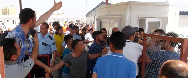 isten-cikarilan-hastane-iscilerinin-eylemi-olayli-bitti_5862_dhaphoto6.jpg