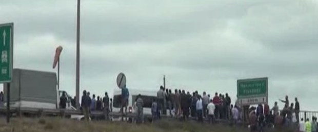 İşçiler TEM’i kapattı, trafik felç oldu