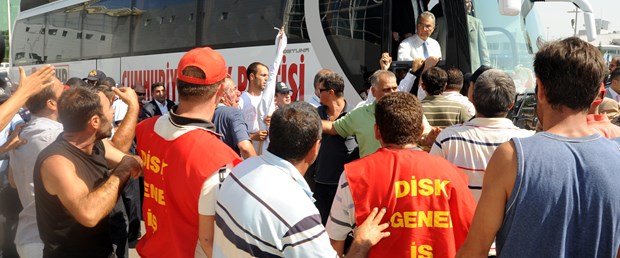 İşçilerden Baykal'a pet şişeli protesto