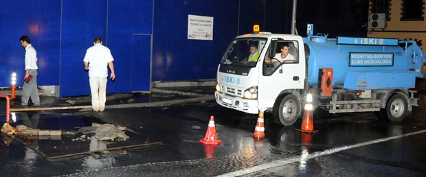 İSKİ borusu patladı, tarihi yalıyı su bastı