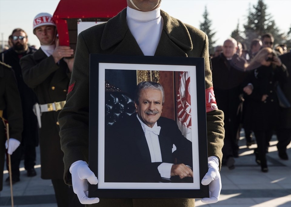 Sezgin ailesinin ve yakınlarının duygusal anlar yaşadığı cenaze töreninde geniş güvenlik önlemleri alındı.