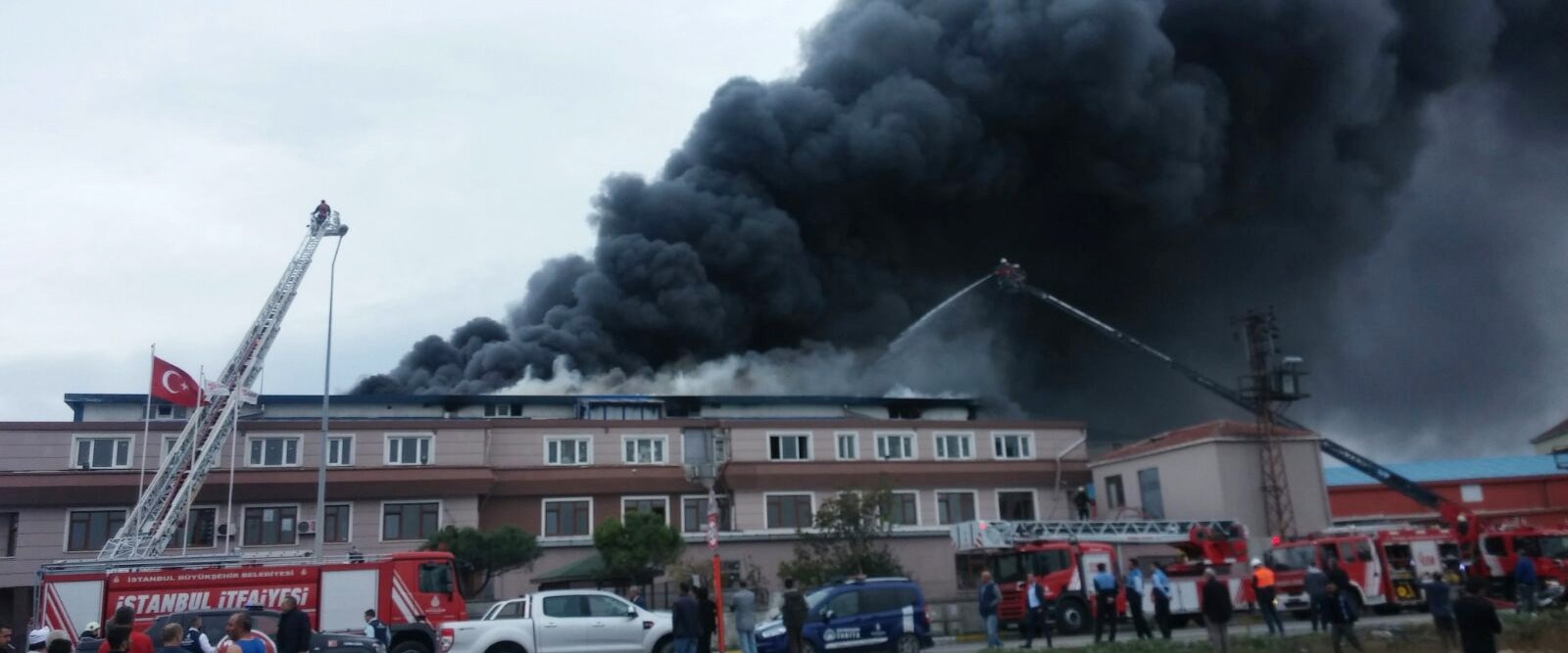 Beylikdüzü'de bir tekstil fabrikasında yangın...